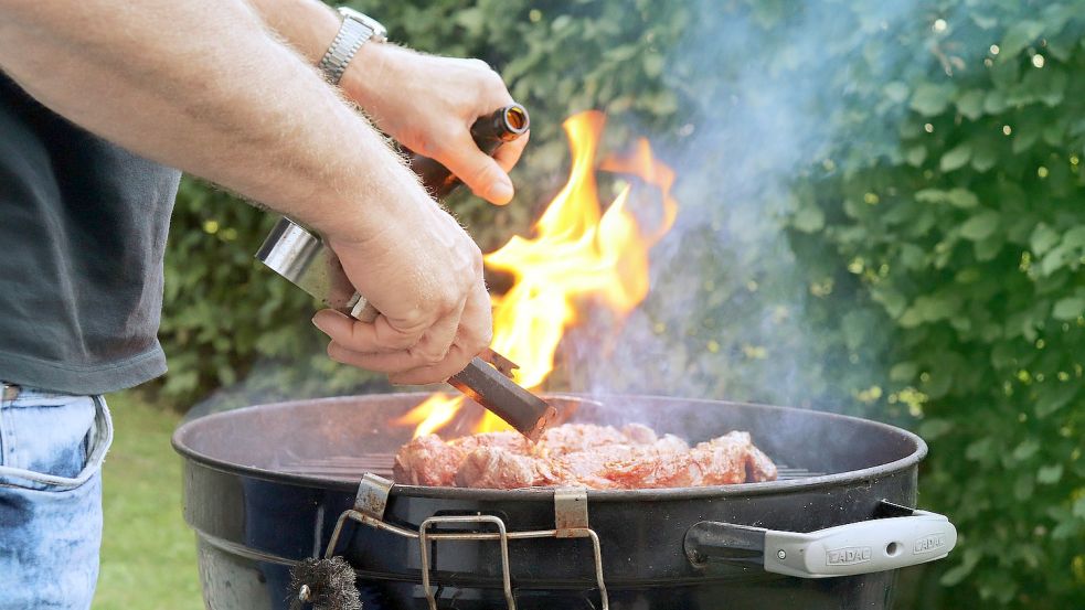 Bier zum Ablöschen beim Grillen? Das ist keine gute Idee. Foto: Pixabay