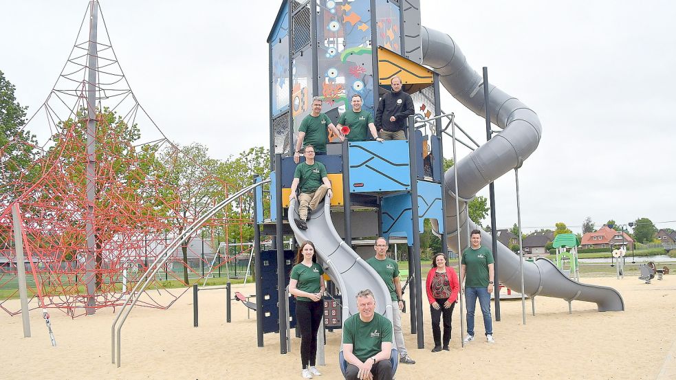 Der Kinderspielplatz mit den Organisatoren der Feierlichkeiten für die Eröffnungsfeier des Erlebnisspielplatzes.