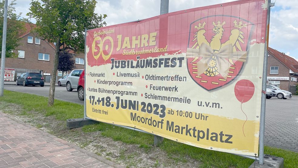 Am Festgelände in Moordorf wird bereits mit großen Plakaten für die Veranstaltung geworben. Foto: Holger Janssen