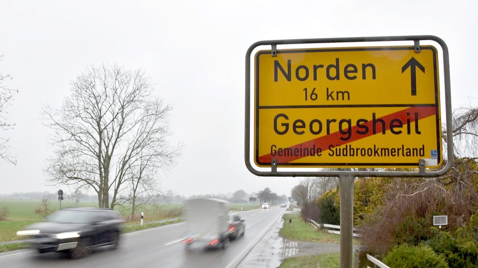 Zwischen Georgsheil und Marienhafe wird erst im September saniert und gesperrt. Auf dem Bauabschnitt zwischen Marienhafe und Osteel geht es schon in Kürze los. Foto: Thomas Dirks