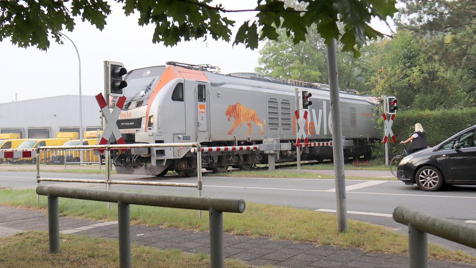 Seit 2008 verkehren wieder Züge auf der Strecke Aurich-Abelitz. Sie transportieren aber nur Güter. Foto: Heino Hermanns