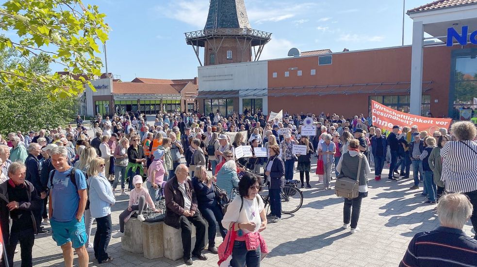 Mehrere Hundert Menschen kamen am Sonnabend nach Norden. Bild: Janssen