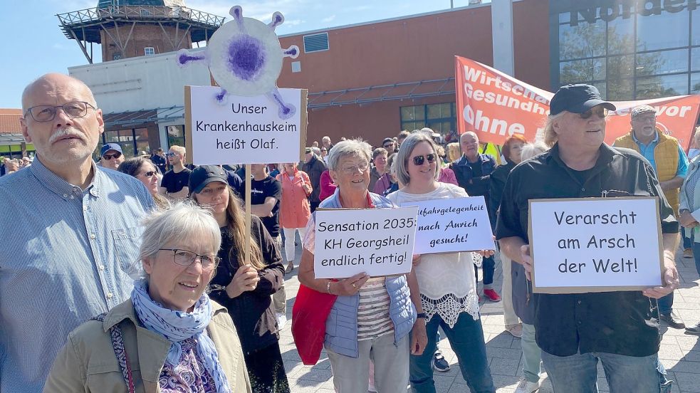 „Verarscht am Arsch der Welt“, heißt es auf einem der Plakate, die die Demo-Teilnehmer mitgebracht haben. Bild: Janssen