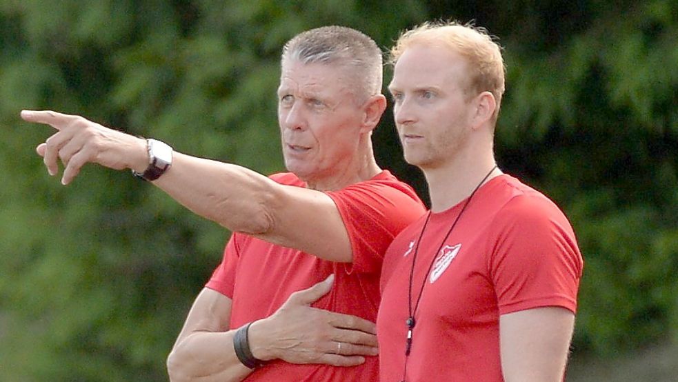 Stehen in Jheringsfehn vor einer einfachen und zugleich tückischen Aufgabe: Das Auricher Trainergespann Uwe Groothuis (links) und Steven Liesegang. Foto: Bernd Wolfenberg