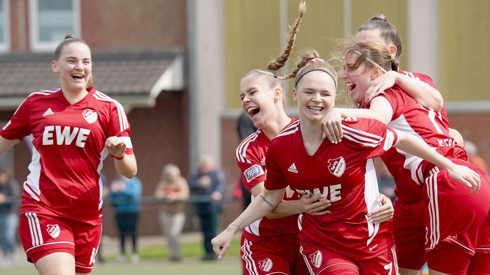 Die Auricherinnen durften die Meisterschaft in der Fußball-Oberliga bejubeln.Fotos: Helmut Vortanz