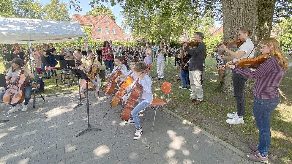 Kleine und große Konzerte gab es am Sonnabend im Garten der Kreismusikschule Aurich. Foto: Heino Hermanns