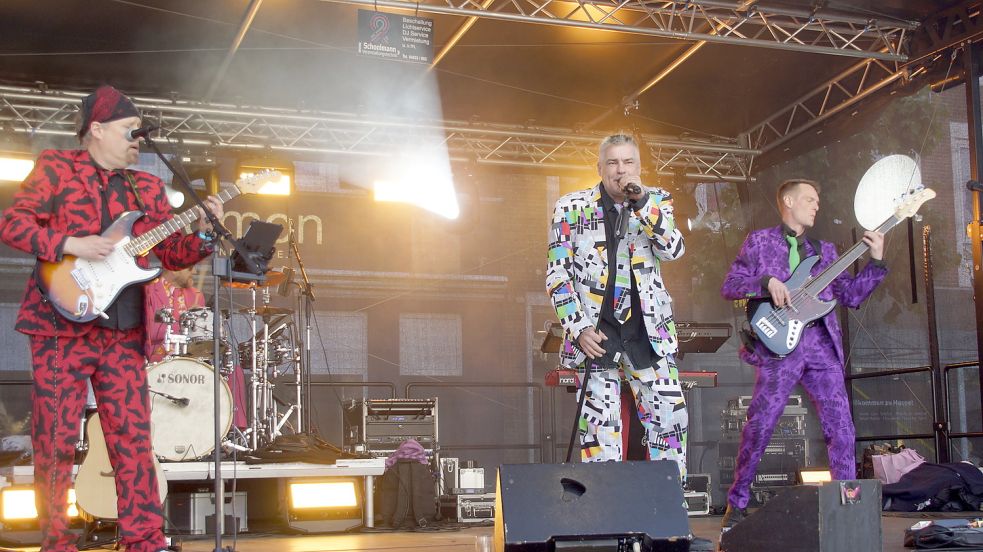 Mit Live-Musik sorgen die „Wild Boys“ aus Delmenhorst für Stimmung bei der Auricher Stadtnacht. Foto: Holger Janssen