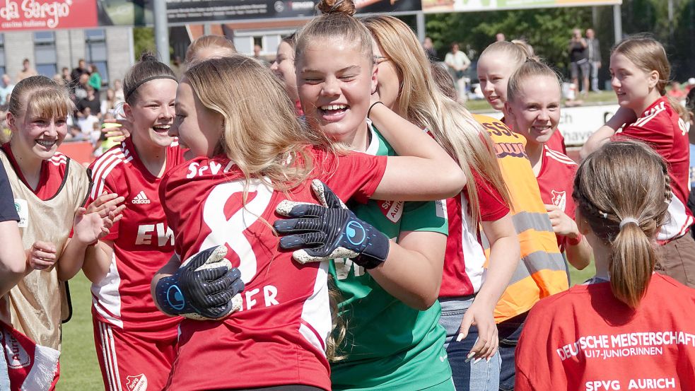 Die Halbfinal-Heldin Paula Blum umarmt die verletzte Spielerin Elisabeth Steiner. Foto: Helmut Vortanz