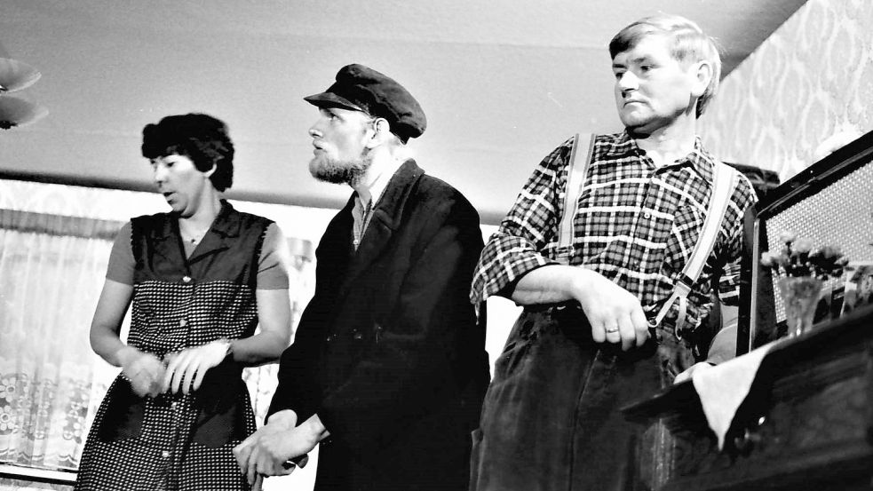 Aus der alten Dose: Harm Janssen und Karin Jansen (hier mit Erich Christoffers, rechts) schon 1979 als Publikumslieblinge in der zwerchfellerschütternden Komödie „Appels ut Nabers Tuun“. Foto: Gerd-D. Gauger