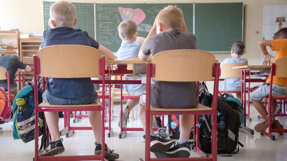 Schülerinnen und Schüler sitzen in einem Klassenraum einer Grundschule. Wer dem Unterricht als Erstklässler noch nicht folgen kann, soll gesondert gefördert werden. Foto: DPA