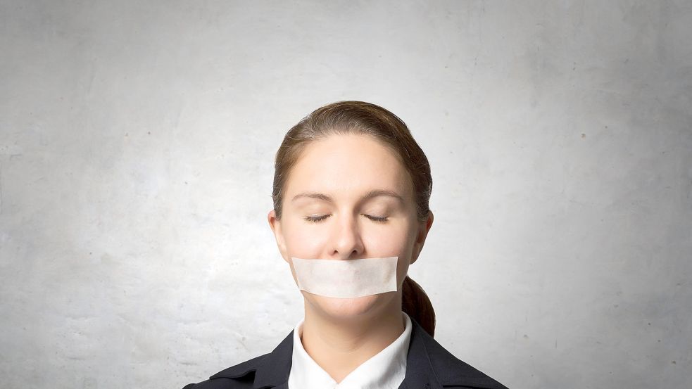 Mouth Taping soll das neue Geheimrezept für einen besseren Schlaf sein. Wissenschaftler indes sind skeptisch. Foto: Imago Images/Shotshop