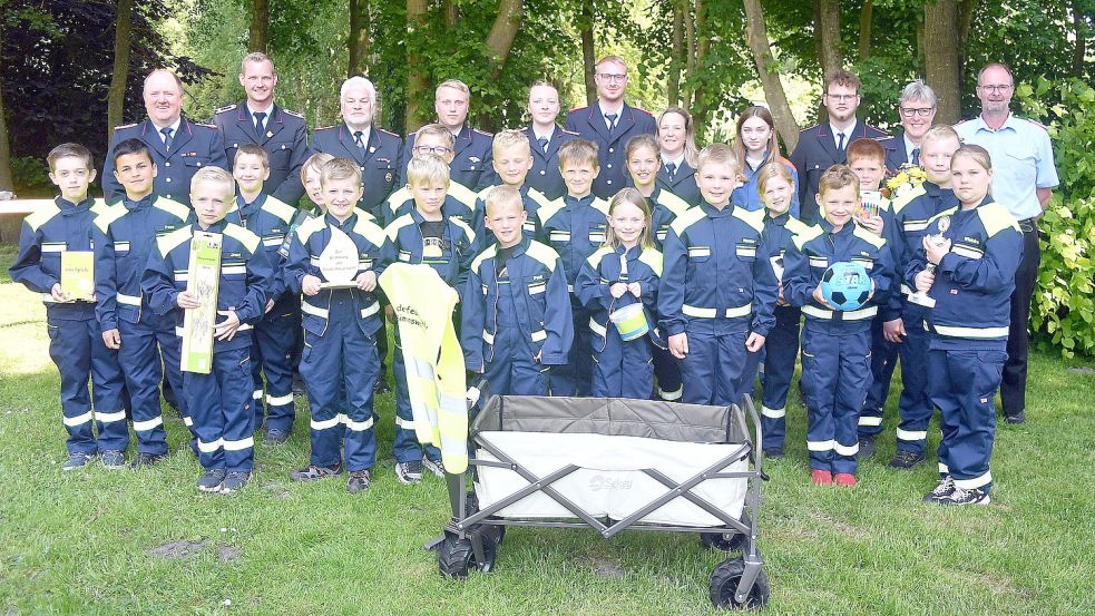 Gruppenbild mit dem Betreuerstab und der Führung der neugegründeten Kinderfeuerwehr Simonswolde. Fotos: Gerd-Arnold Ubben
