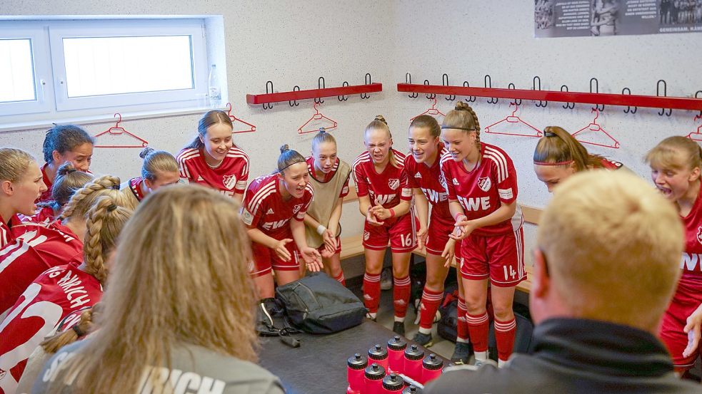 Ein Blick ins Heiligtum: Der ON-Fotograf durfte vor dem Spiel sogar in die Kabine und die B-Juniorinnen bei der Einstimmung auf das Spiel fotografieren .Foto: Helmut Vortanz