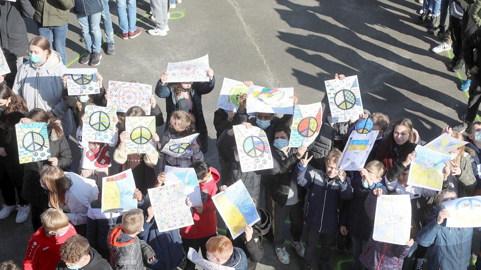 Anfang März 2022 beschäftigten sich die Realschüler einen Tag lang mit den Gründen und Folgen des Ukraine-Krieges. Mit Plakaten riefen sie auf dem Schulhof zum Frieden auf. Foto: Romauld Banik
