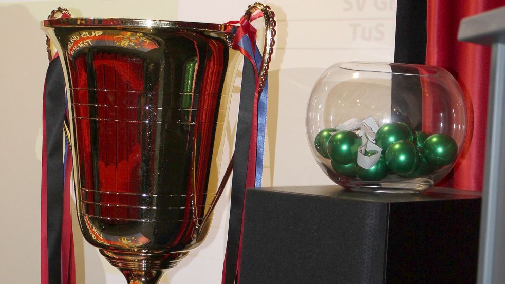 16 Vereine von der Ostfrieslandliga (5 Teams), über die Bezirksliga (10) und ein Landesligist kämpfen beim Ostfriesland Cup um diese Trophäe, sowie um Sach- und Geldpreise in Höhe von rund 32 000 Euro.