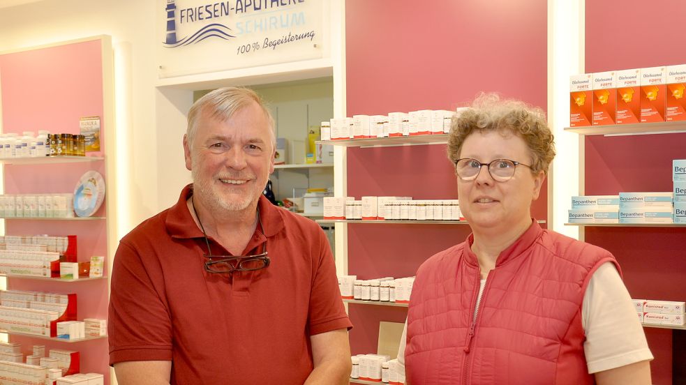 Die Apotheker haben genug: Michael Hintz und Ulrike Jannemann organisieren zusammen mit ihren Mitstreitern einen Streik am 14. Juni. Die Auricher Bären- und die Friesen-Apotheke bleiben an diesem Tag geschlossen. Foto: Kim Hüsing