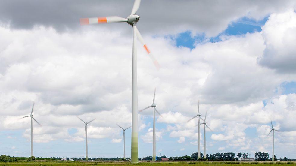 Im Landkreis Aurich stehen zahlreiche Windenergieanlagen. 2021 haben sie zusammen über 867 Gigawatt Strom erzeugt. Foto: DPA