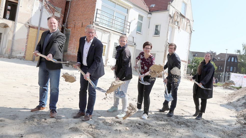 Stadtplaner Mirko Wento (von links), Bürgermeister Horst Feddermann, Friederike Ites (Gebäudemanagement), Steffi Leferink (Kunstschule), Bauleiter Henrik Borchers (Augustfehn) und Architektin Christine Hinz beim ersten Spatenstich für den Kunstschulen-Umbau. Foto: Romuald Banik