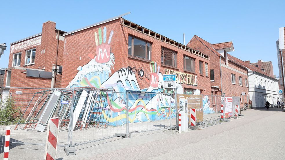 Das Haus zwischen dem weißen Gebäude der früheren Stadtbäckerei und der Kunstschule soll der Zufahrt für die Tiefgarage des neuen Stadthauses an der Marktpassage weichen. Foto: Romuald Banik