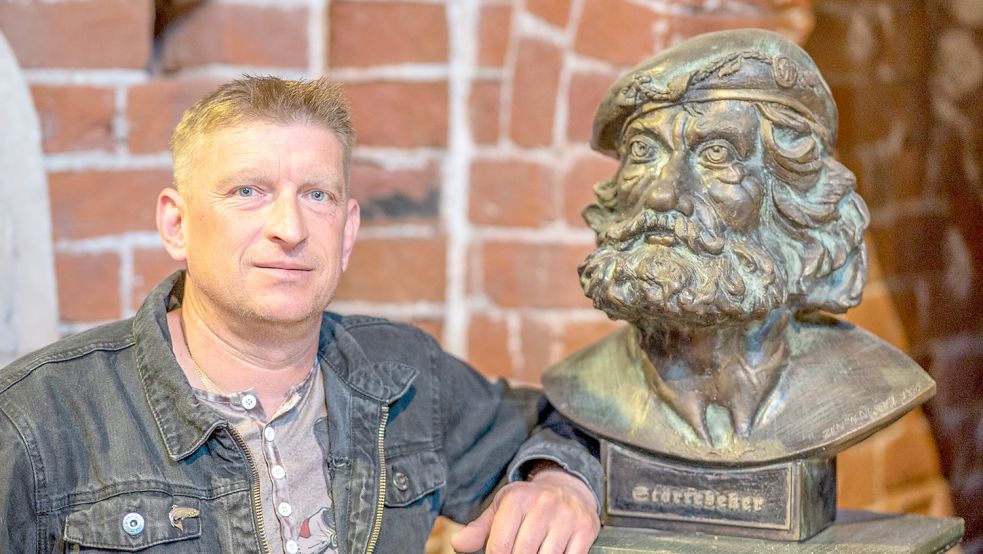 Gerd Hecht hat sich intensiv mit der Geschichte Störtebekers befasst und berichtet den vielen Gästen im Turm davon. Foto: Folkert Bents