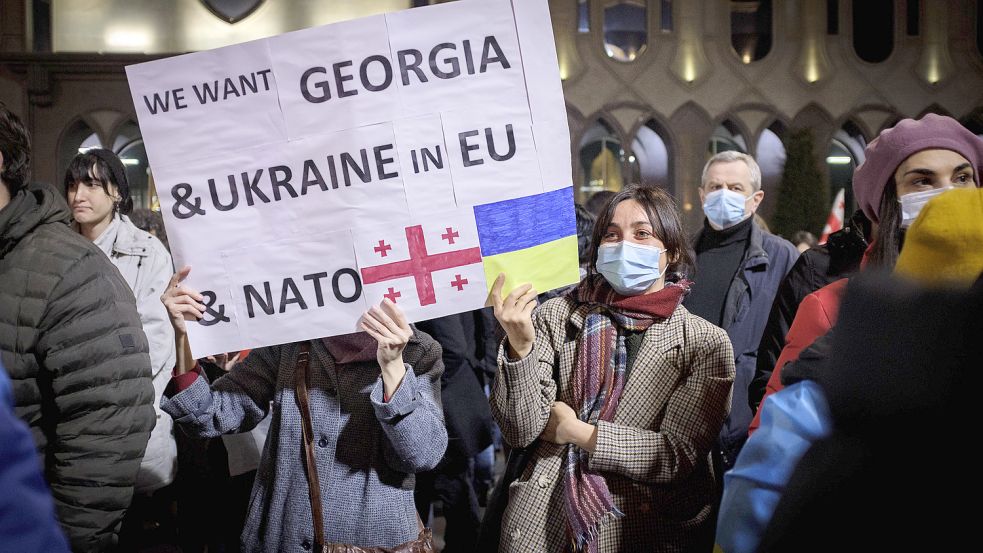 Bereits kurz nach Beginn des Krieges in der Ukraine fanden in Georgien Proteste gegen Russland statt. Der mächtige Nachbar wird auch hier gefürchtet, weshalb viele einen Beitritt zur EU und der Nato befürworten. Foto: imago/Zuma Wire