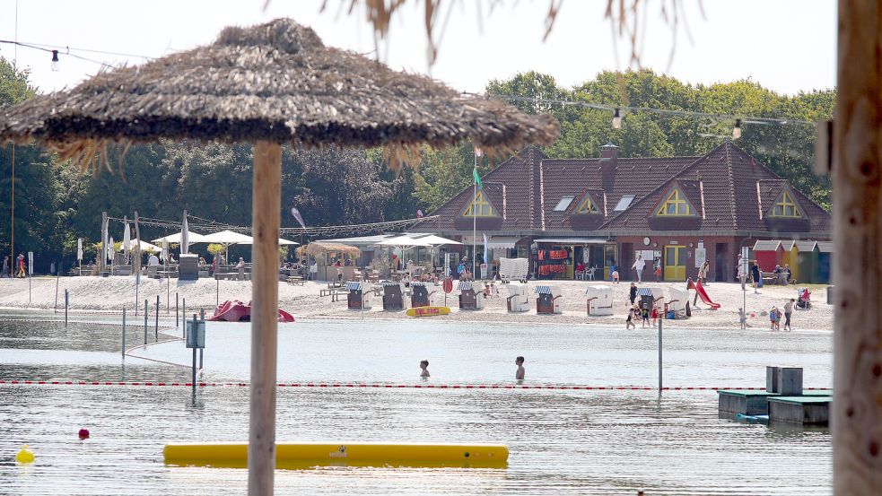 Strandbar, Wakeboardanlage, Badebucht und Tretbootverleih: Tannenhausen hat bereits jetzt einiges zu bieten für Urlauber. Foto: Romuald Banik