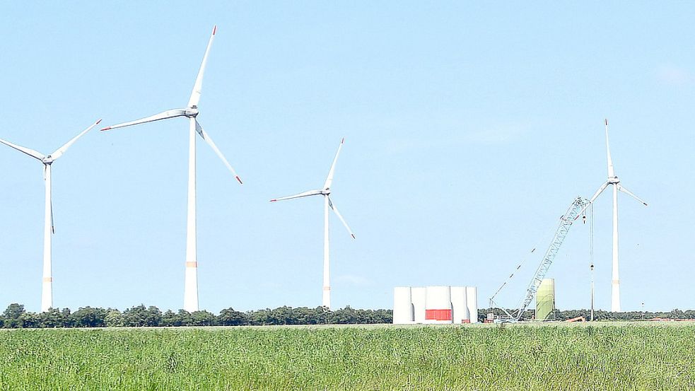 Derzeit wird der Windpark Dietrichsfeld aufgebaut. Weitere Flächen dafür werden derzeit gesucht. Foto: Gerd-Arnold Ubben