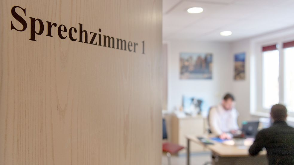 Die Tür zu den Sprechzimmern in der Moordorfer Praxis bleibt demnächst zu. Foto: Monika Skolimowska/DPA