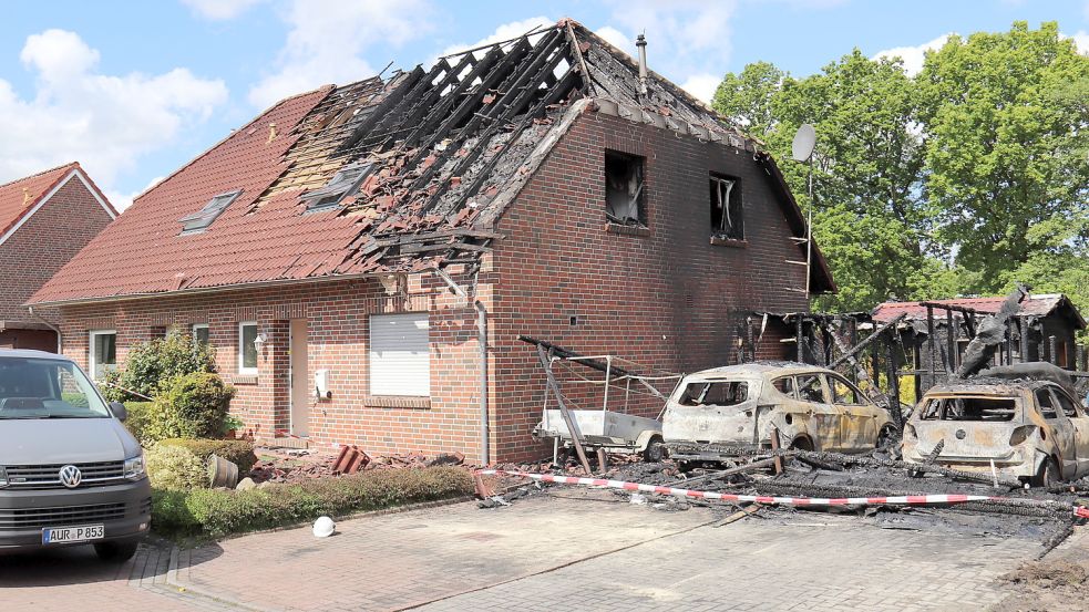 Brandermittler haben ihre Arbeit in Egels aufgenommen, um die Ursache für das Feuer herauszufinden. Foto: Heino Hermanns