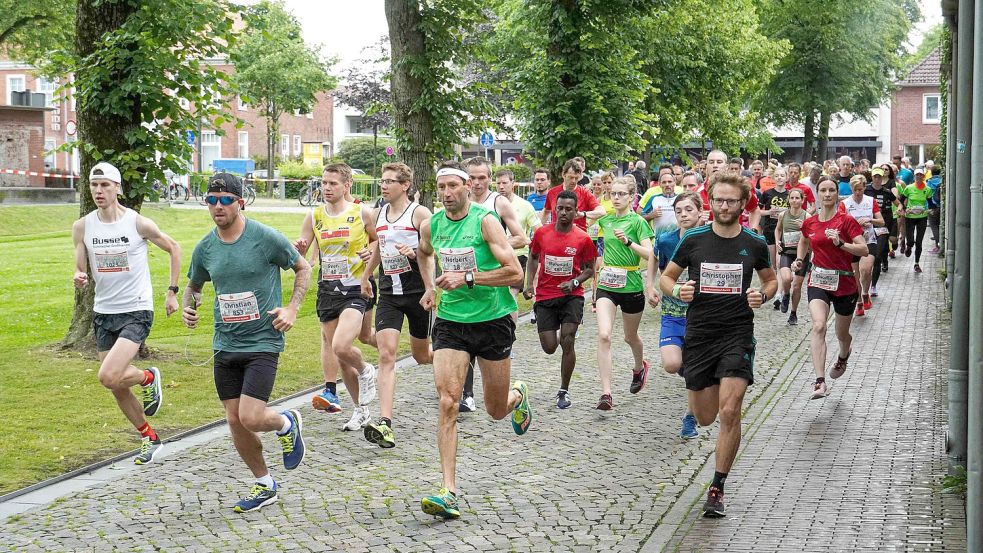 Rund 500 Läuferinnen und Läufer haben sich schon für den Auricher Sparkassenlauf angemeldet. Die Veranstalter hoffen auf eine vierstellige Teilnehmerzahl. Auf dem Auricher Georgswall wird der Start- und Zielbereich eingerichtet. Foto: Helmut Vortanz