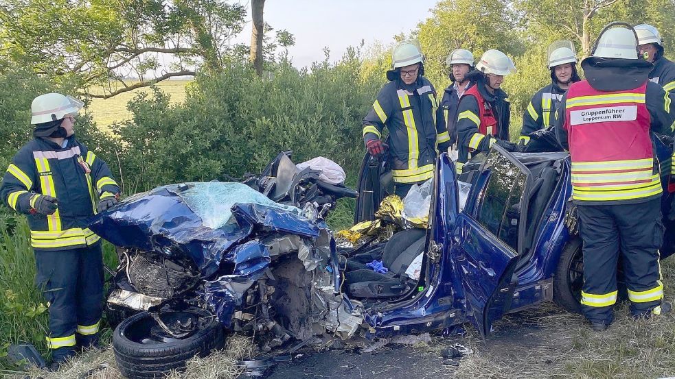 Der Wagen der mutmaßlichen Unfallverursacherin wurde komplett zerstört. Foto: Holger Janssen