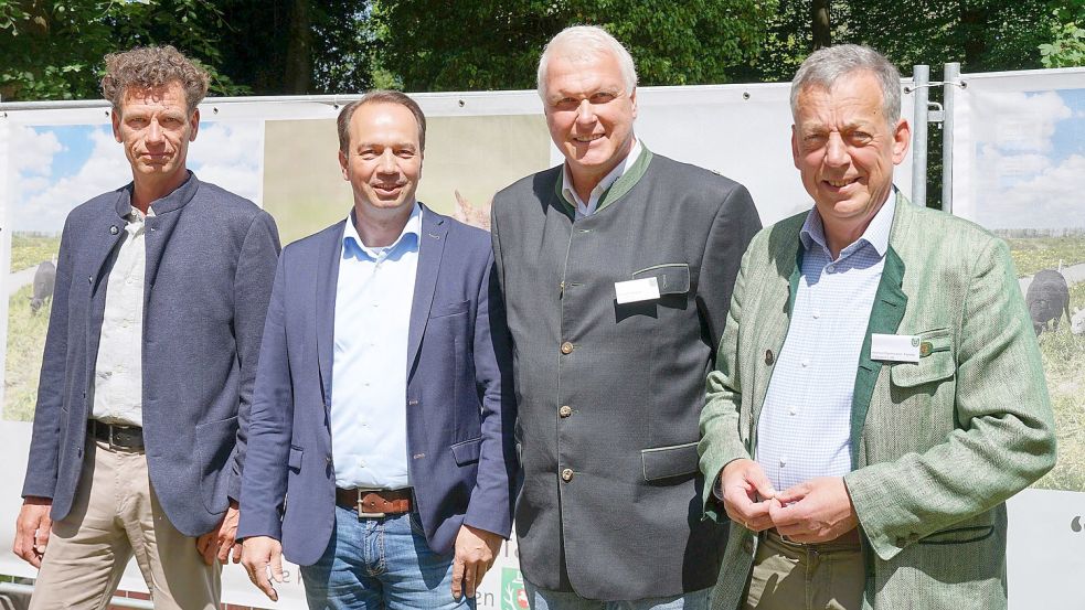 Sie stellten die geplante Plakataktion vor: Marcus Henke, Präsident der Landesjägerschaft Bremen (von link), Jan Ehlers, Vizepräsident des Niedersächsischen Landvolks, Gernold Lengert, Vorsitzender der Jägerschaft Aurich, und Helmut Dammann-Tamke, Präsident der Landesjägerschaft Niedersachsen. Foto: Helmut Vortanz