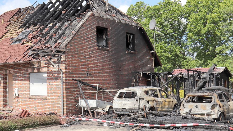 Schwer beschädigt wurde ein Doppelhaus in Egels bei einem Großbrand in der vorigen Woche. Foto: Heino Hermanns
