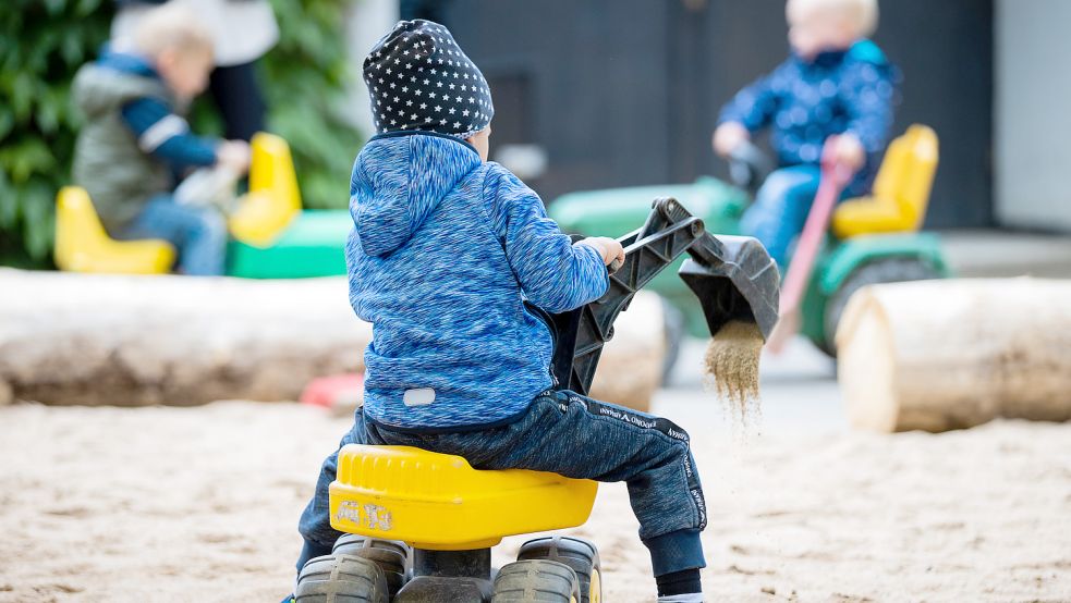 Kinder spielen auf dem Spielplatz einer Kindertagesstätte. Foto: DPA