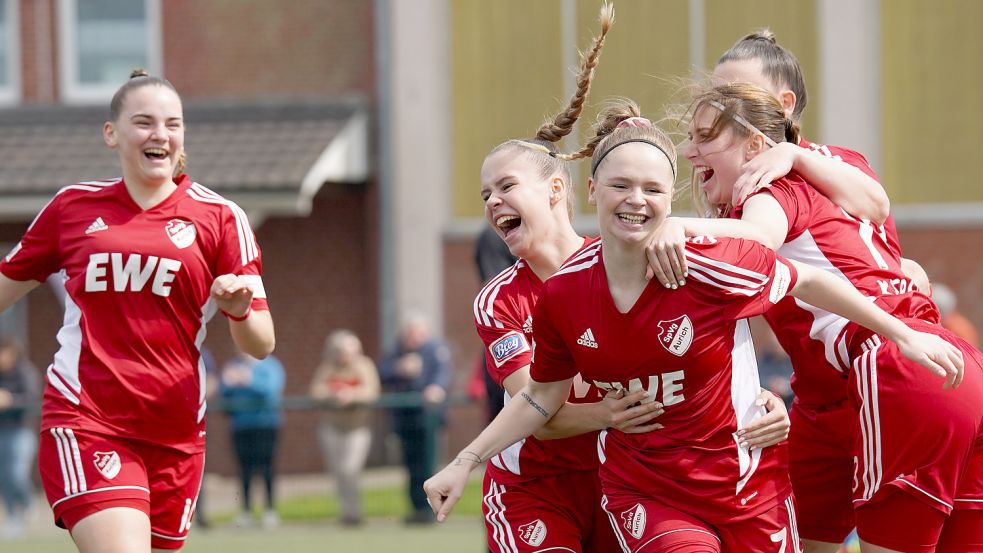 Die SpVg-Frauen haben als Aufsteiger die Meisterschaft in der Fußball-Oberliga geschafft. Nun geht es in der Relegation gegen Eintracht Braunschweig. Fotos: Helmut Vortanz