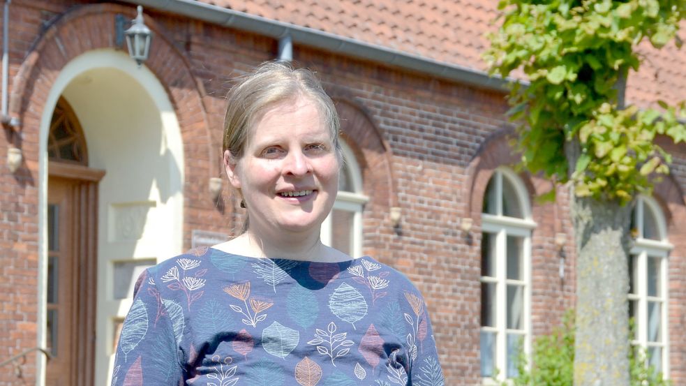 Die neue Osteeler Pastorin Johanna Flade vor dem Gemeindehaus gegenüber der Warnfriedkirche. Foto: Aiko Recke