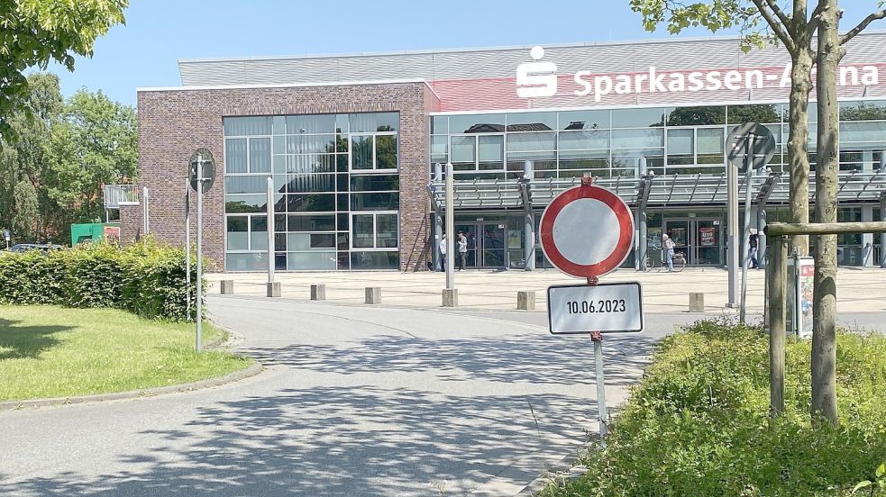 „Durchfahrt verboten“ gilt am Sonnabend, 10. Juni, an der Einfahrt zur Sparkassen-Arena in Aurich. Foto: Heino Hermanns