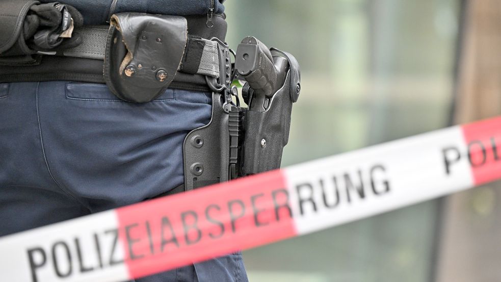 Die Polizei sperrte den Bereich um den verdächtigen Gegenstand wie in diesem Symbolbild ab und wartete auf die Spezialkräfte. Foto: Torsten Silz/DPA