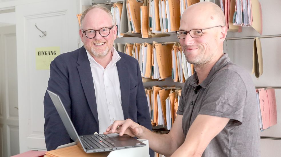 Die Papierakten, die noch im Hintergrund zu sehen sind, haben ausgedient. Heute läuft alles per Computer: Sozialgerichts-Direktor Peter Nippen (rechts) und Pressesprecher Oliver Nippen. Foto: Romuald Banik