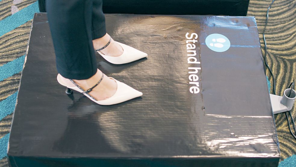 Ausgewählte Passagiere werden vor einem Flug mit der Fluggesellschaft Air New Zealand derzeit gewogen - aber nur, wenn diese auch wollen. Foto: AP/Air New Zealand