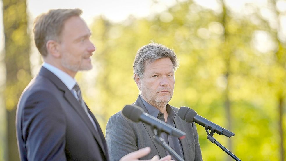 Finanzminister Christian Lindner (FDP; links) und Wirtschaftsminister Robert Habeck (Grüne) sind Kontrahenten beim neuen Heizungsgesetz. Foto: Kay Nietfeld/dpa