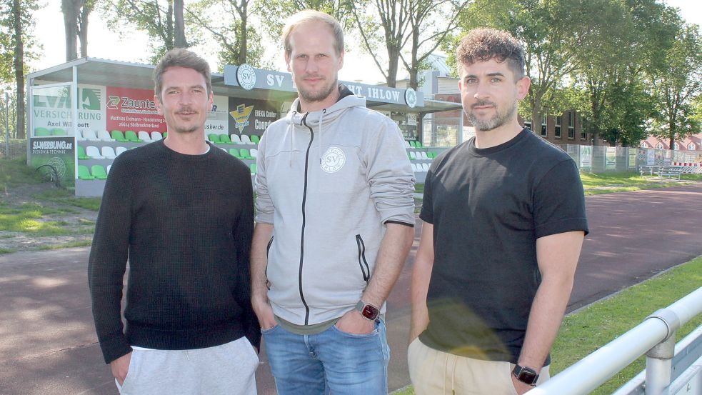 Der Vorsitzende von Eintracht Ihlow Bernd Emkes (Mitte) präsentierte das neue Duo an der Seitenlinie mit Trainer Jannik Swieter (rechts) und Kotrainer Markus Einnolf. Sie wollen das „Wir-Gefühl“ bei den Herrenmannschaften stärken. Foto: Wolf-Rüdiger Saathoff