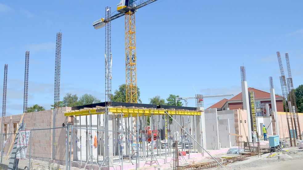 Die tragenden Säulen für die Außenwände des neuen E-Centers in Marienhafe wachsen in die Höhe.Foto: Aiko Recke