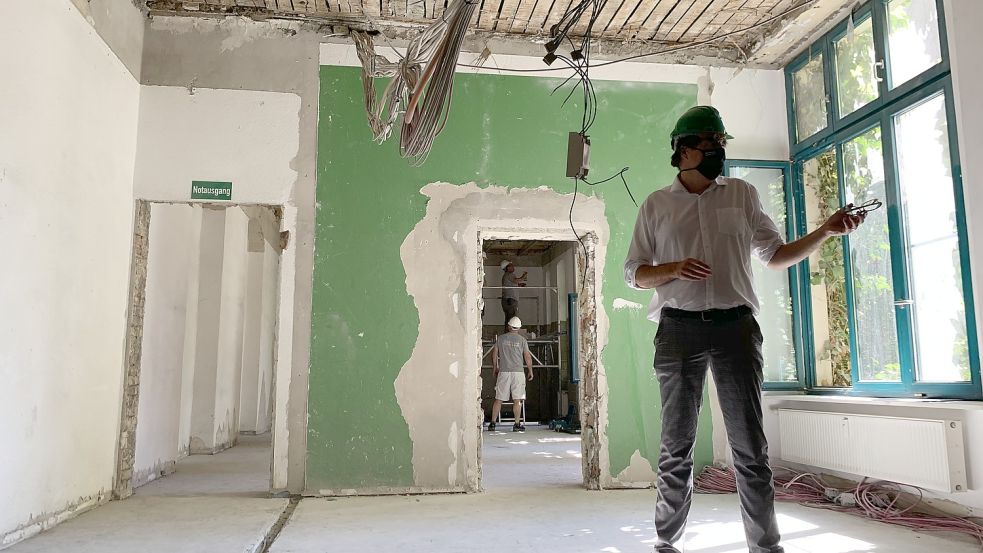 Schon seit 2019 wird die Grünen-Geschäftsstelle in Berlin Mitte umgebaut, auf dem Foto ist der damalige Geschäftsführer und heutige Staatssekretär Michael Kellner zu sehen. Die Wärmepumpe ist noch immer nicht am Netz. Foto: Tobias Schmidt