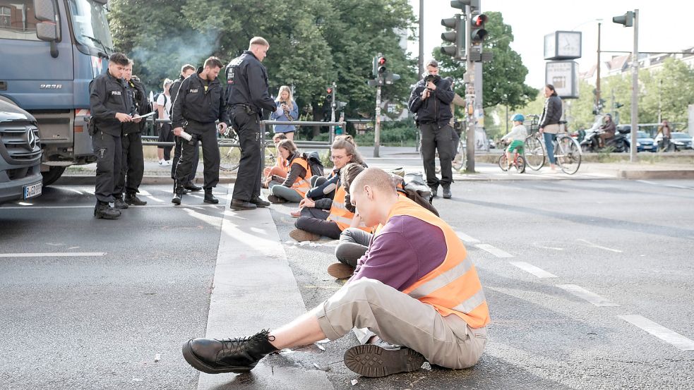 Die Letzte Generation klebt sich für den Klimaschutz in aller Regelmäßigkeit auf die Straßen. (Symbolbild) Foto: imago images/aal.photo