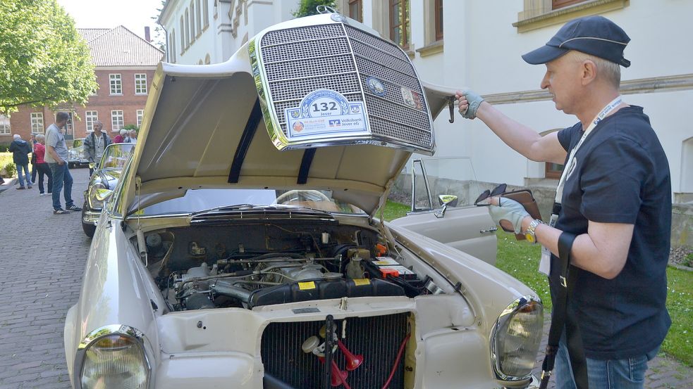 Peter Müller öffnet die Motorhaube seines Wagens. Foto: Neelke Harms