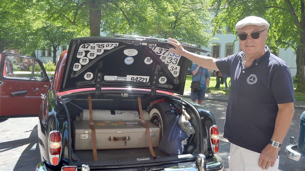 Edmund Ullrich zeigt den maßangefertigten Kofferhalter seines Fahrzeugs. Foto: Neelke Harms