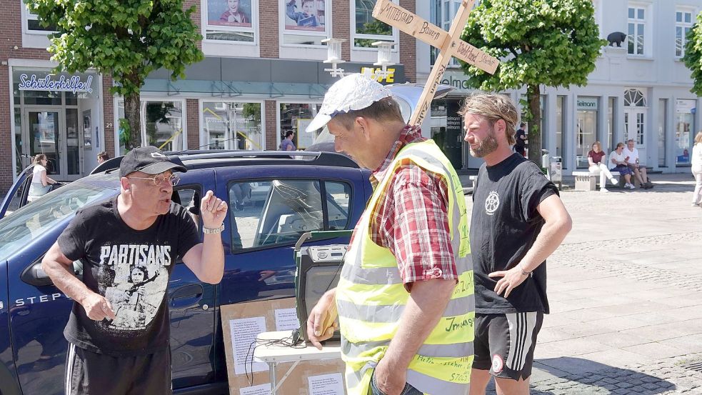 Roger Miller (links) brach seine Kundgebung auf dem Marktplatz ab. Foto: Helmut Vortanz