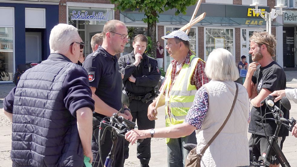 Die Polizei schlichtete die Auseinandersetzung. Foto: Helmut Vortanz