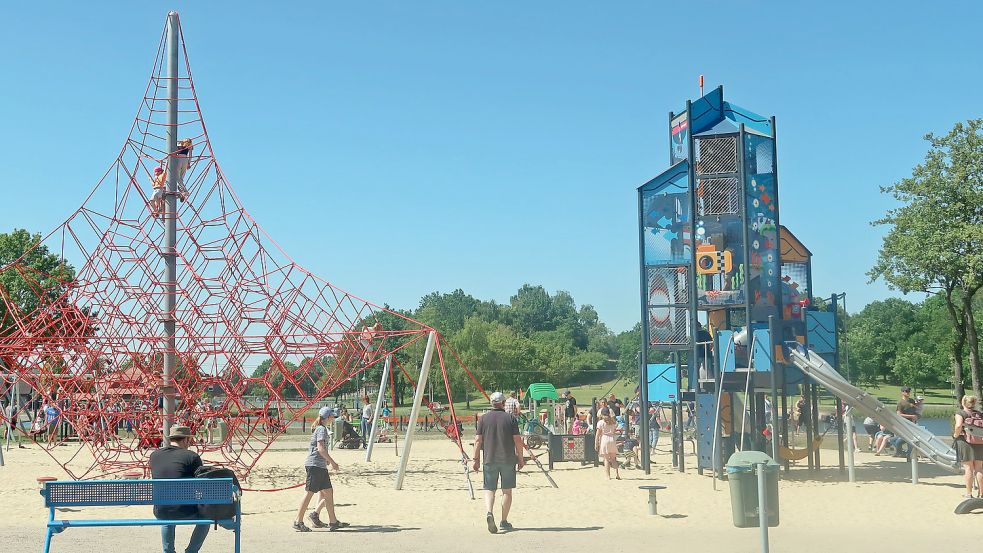 Hingucker des neuen Erlebnisspielplatzes am Ihler Meer sind vor allem die Kletterpyramide und der ebenso hohe Spielturm. Foto: Malte Ufkes